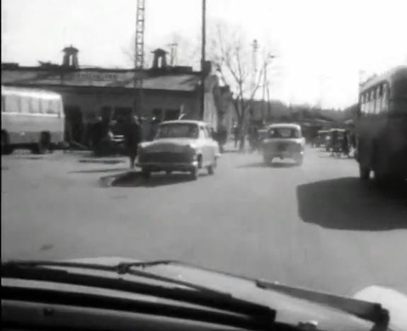 (Пізніше в одному з них були каси приміської автостанції)