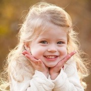 Вона зрідка сваволить, але при цьому вельми прагматична і постійно прагне здійснити свої мрії