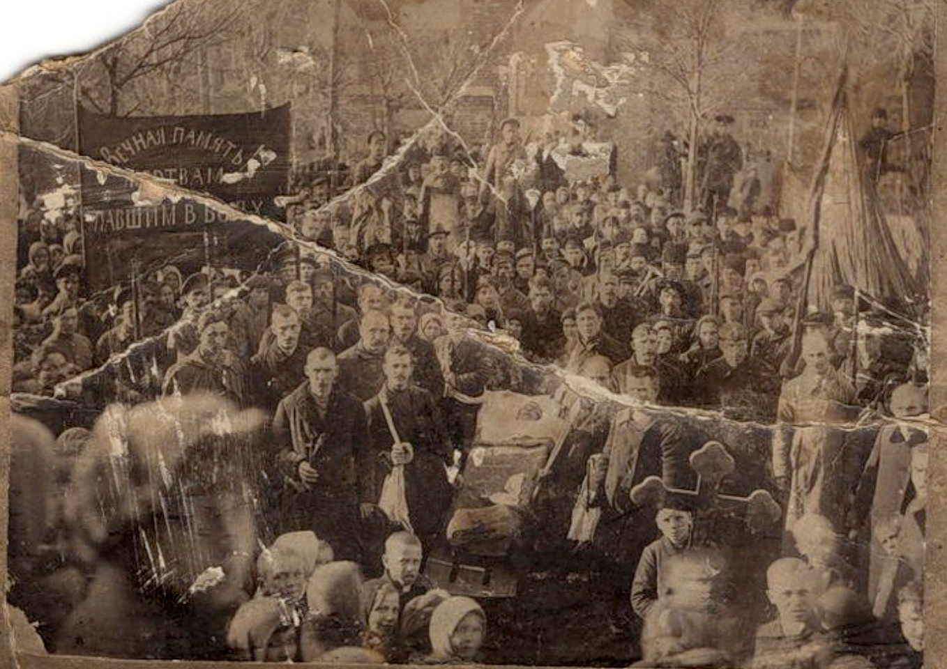 Похорон красногвардейца звірячому вбитого колчаківцями
