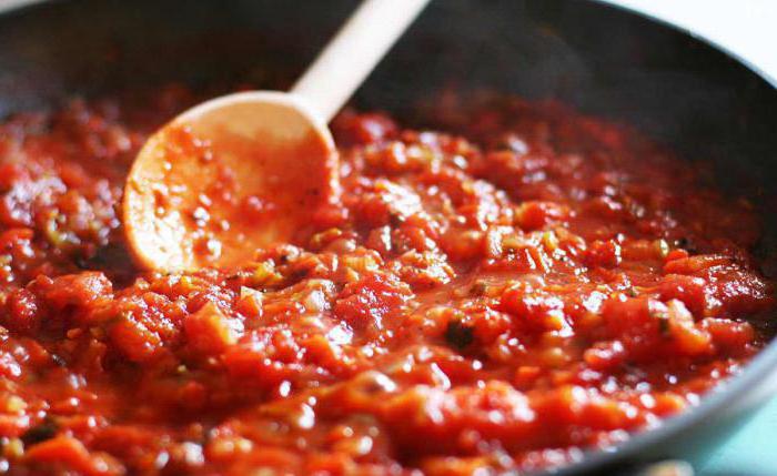 Започнете да готвите паста с доматено пюре