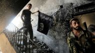 Бойцы джихадистской организации Исламское государство (ИГИЛ) убили около 700 заключенных в восточной Сирии почти за два месяца, заявила Сирийская обсерватория по правам человека в среду
