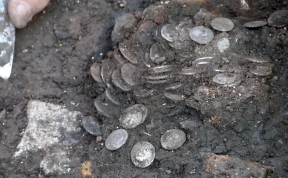 Некоторые металлические монеты чеканились в эпоху Марка Антония