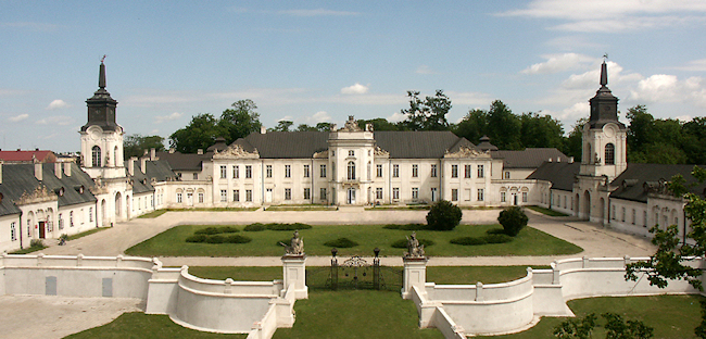Отличительной чертой города является дворцово-парковый комплекс середины XVIII века с богатой скульптурной отделкой, который является наиболее совершенным образцом этого типа архитектуры в Польше