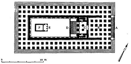 Щоб обнести цю ділянку, що користується особливою турботою, на цоколі з сімома високими ступенями була зведена колосальна подвійна колонада з 20-метровими ионийскими колонами, що створює ілюзію храму з перистилем