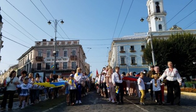 У Чернівцях провели ходу з 25-метровими прапорами / Фото: Віталій Олійник, Укрінформ