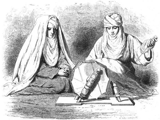Жінки і дівчата у казахів ретельно доглядали за волоссям, в середньовічну епоху казашки заплітали від 10 до 40 кісок, прикрашаючи їх золотими і срібними підвісками