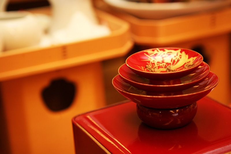 Чашечки для саке, що використовуються в обряді «сан-сан-кудо»