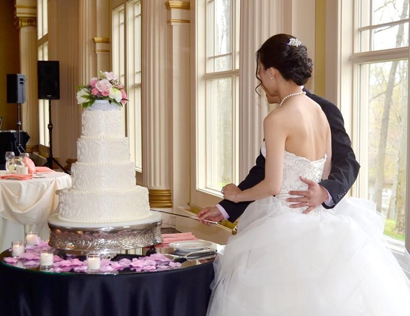 Церемонія розрізання весільного торта на прийомі - перше спільне дію молодят, що символізує початок шлюбу