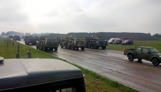 Сухопутні війська Збройних Сил України повідомляють, що триває підготовка озброєння, техніки і парадних розрахунків до параду з нагоди 27-ї річниці Незалежності України