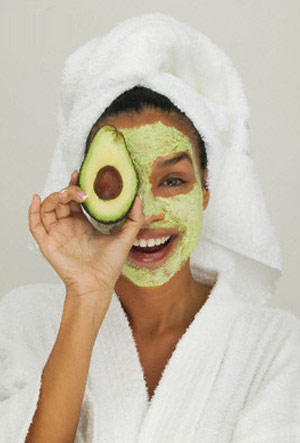 З авокадо роблять чудове масло, яке дуже часто входить до складу косметичних засобів для догляду за шкірою