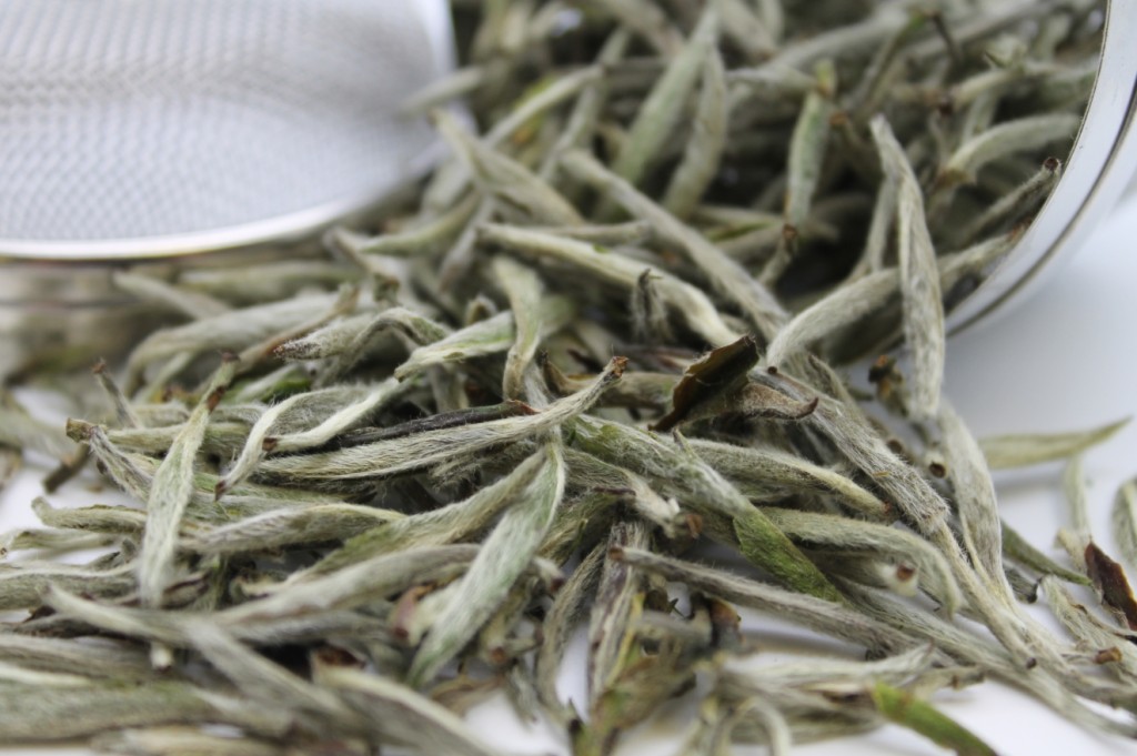 Бай Хао Інь Чжень (Bai Hao Yin Zhen,白毫银针, Срібні голки з білими волосками) - це найкращий і найбільш цінний сорт білого чаю