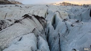 У сотнях метрів під поверхнею одного з найбільших льодовиків Ісландії з'явилися ознаки виверження вулкана, яке може стати найпотужнішим в країні за останнє сторіччя