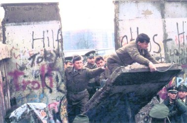 6 листопада 2009, 08:21 Переглядів:   Берлінська стіна 28 років була символом холодної війни, поділу Європи на західний і східний блоки і протистояння соціалістичної і капіталістичної систем
