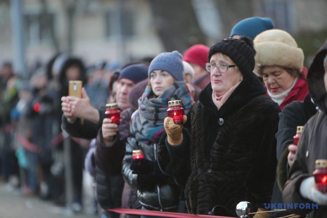 На даний момент триває молебень за загиблими під час Голодомору в Україні