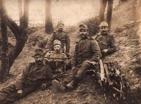 «3 квітня 1915 року, коли росіяни почали атаку на позиції 28-го полку, їм вдалося зайти у фланг двом його батальйонам і частково їх оточити