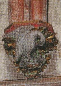 Ось, наприклад, консоль із зображенням пелікана, традиційно символізує Христа, оскільки він, як вважається, годує пташенят власною кров'ю і плоттю
