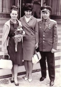 Юрій Гагарін з дружиною Валентиною (на фото зліва), Болгарія, 1966 р