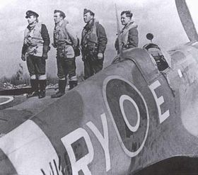 чехословацькі льотчики   Чехословацькі військові змушені були втекти з Франції в єдину країну, яка тоді чинила опір Німеччини, а саме до Великобританії