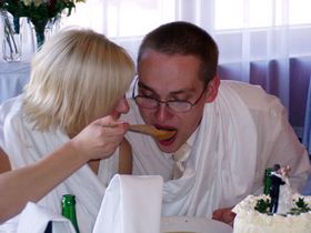 Годування весільним супом   У Чехії і в Моравії, коли молодята сідають за весільний стіл, то перша страва, яку вони отримують - це суп