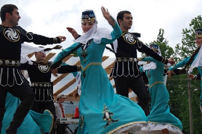 У всякому разі, весілля в Вірменії проходять так само галасливо і барвисто, з безліччю танців, пісень, дотриманням правил сватання та обов'язкового бенкету