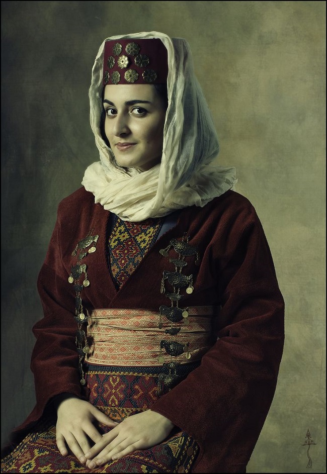 В результаті рот і підборіддя вірменки напівприкривши, такий убір трохи нагадує традиційний   мусульманський хіджаб