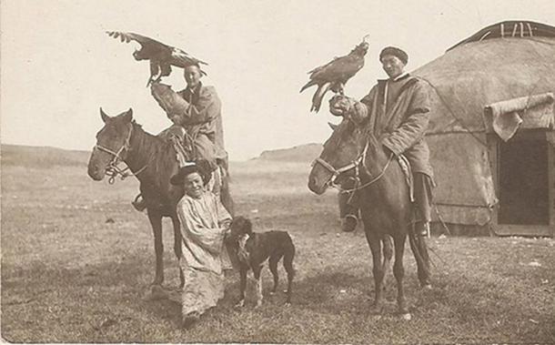 У стародавніх кавказьких легендах описуються мисливці і мисливці на прекрасних скакунах з соколами на руках і в супроводі гончих собак: «Ваша кінь готова, як і ваша зброя і обладунки, ваші пси і ваш орел»