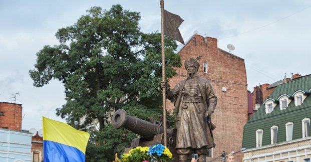 Ідею створення пам'ятника підтримало військово-патріотичний рух «Східний корпус», на прапорах якого зображений Іван Сірко