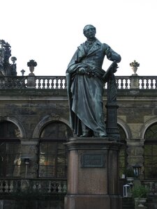 Над монументом працював скульптор Ернст Рітчел (Ernst Rietschel), пам'ятник якому ми вже бачили на   Брюльской терасі