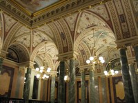Подивіться, наприклад, чудовим вестибюлем (Treppenvestibüle) дрезденської опери: