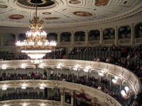 Розкішний розписна стеля з люстрою і верхні яруси залу для глядачів Земпер-опери: