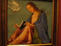 На наступних двох фотографіях - картини «Благовіщення (читаюча Марія)» Лоренцо Кости і «Мадонна з немовлям і Іоанном Хрестителем» Сандро Боттічеллі із зібрання Дрезденської картинної галереї