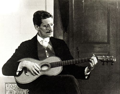 Фотографія з гітарою, Трієст, 1915