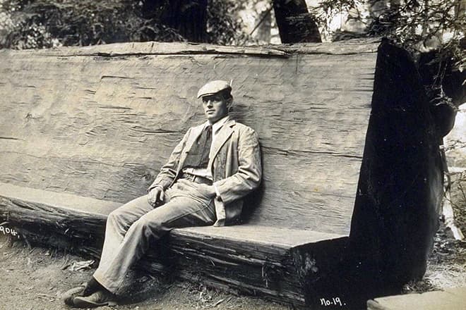 У 1894 році Джек бере участь в поході безробітних на Вашингтон, пізніше молодого хлопця заарештують за бродяжництво - цей момент життя став ключовим для написання оповідання «Гамівна сорочка»
