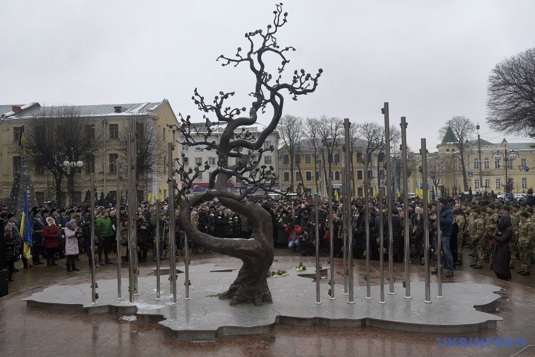 В ході робіт підрядники повинні були змонтувати 5,5-метровий бронзовий пам'ятник у вигляді вишневого дерева, з якого опадає колір, і його підніжжя - карту України, з якої воно «виростає»