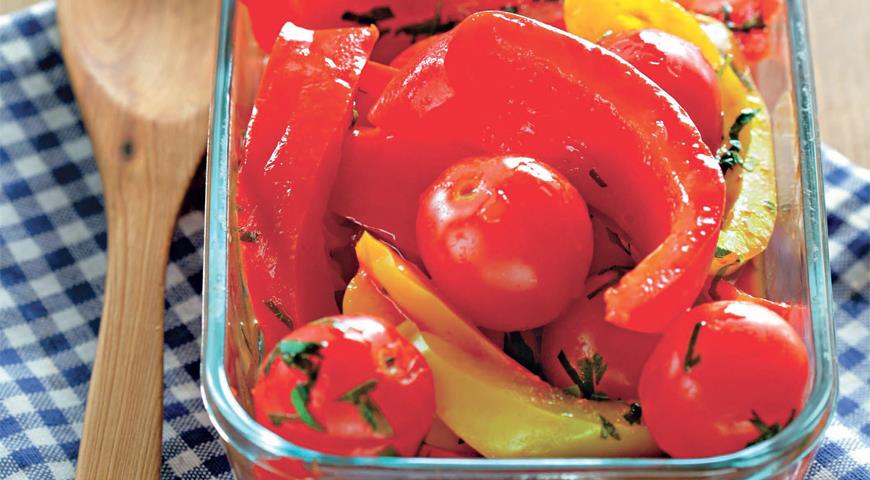 Солодкий перець - 3 кг, помідори (черрі або дуже дрібні) - 1 кг, петрушка - пучок, томатний сік - 400 мл, сіль - 1,5 ч