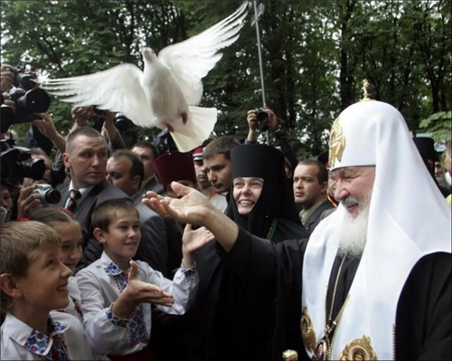 Голуб миру з рук митрополита Кирила