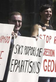 Грузини провели демонстрацію перед посольством РФ в Празі (Фото: ЧТК)   Учасники маніфестації підписалися під петицією, що закликає Росію відвести свої війська з Південної Осетії