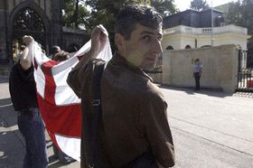 Грузини провели демонстрацію перед посольством РФ в Празі (Фото: ЧТК)   - У нас тут петиція і урна