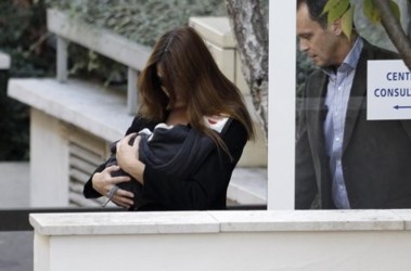 24 жовтня 2011, 00:41 Переглядів:   Перша леді Франції вийшла з клініки, несучи дочку на руках, фото AP