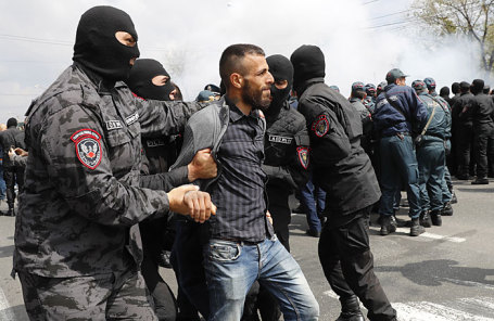 Мітинг, що пройшов в столиці Вірменії 22 квітня, став найчисленнішим і завершився раптовим флешмобом