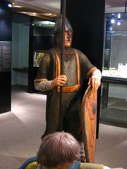 На фото Hормандскій лицар 1066 р Європі кольчуга носилася з кольчужними рукавицями, непопулярними на Сході, оскільки вони заважали стріляти з лука
