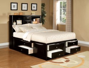 Ліжко без ніжок візуально збільшує кімнату   Ліжко з висувними ящиками для зберігання речей   Двоярусні ліжка для економії простору   Шафа купе з місткими полицями в маленькій спальні   Спальня з вбудованими меблями