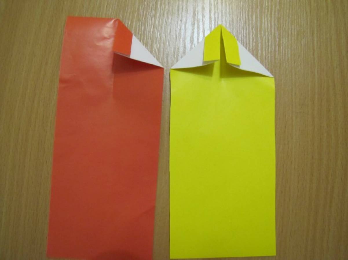 На кольоровий стороні перегинаємо до центральної лінії один трикутник з одного боку і другий трикутник, з іншого боку