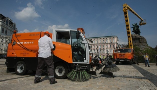 У Києві під час соціальної акції Clean Day помили пам'ятник гетьману Богдану Хмельницькому на Софійській площі