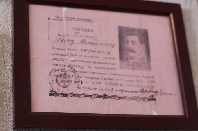 У рамці на стіні висить тендітна від віку подяку від імені Сталіна «учаснику боїв за оволодіння містом ЛОДЗI - найбільшим промисловим центром Польщі»