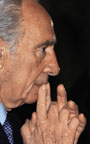 Семідесятідевятілетній Шимон Перес, найближчий сподвижник Бен-Гуріона, за шістдесят три роки, відданих політиці, став «батьком» ізраїльської атомної промисловості і сучасних технологій, які зародилися на початку 50-х