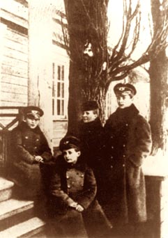 Дзержинський з братами і однієї з сестер   Ванда в дитячому віці   Незабаром обірвалося життя і Станіслава, який працював у банку, в 1917 році його вбили