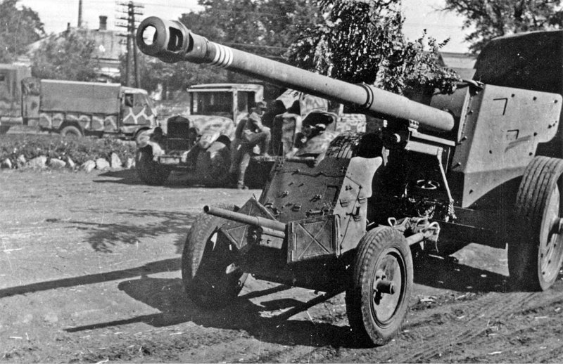 Протягом перших місяців війни на Східному фронті німці захопили кілька сотень радянських 76-мм дивізійних гармат Ф-22 (обр