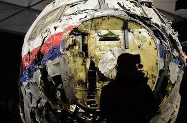 17 липня 2016, 14:30 Переглядів:   У мережі опублікували новий звіт з розслідування аварії Боїнга MH17 на Донбасі