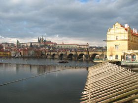 Прага   Ось, знаєте, Прага - недарма це жіноче ім'я, Прага у мене асоціюється з такою доброю, теплою жінкою, яка ласкава, яка відноситься до тебе як мати
